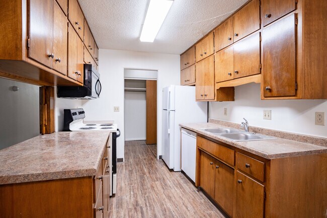 Fargo, ND Park Terrace Apartments | 21C | Kitchen - Park Terrace