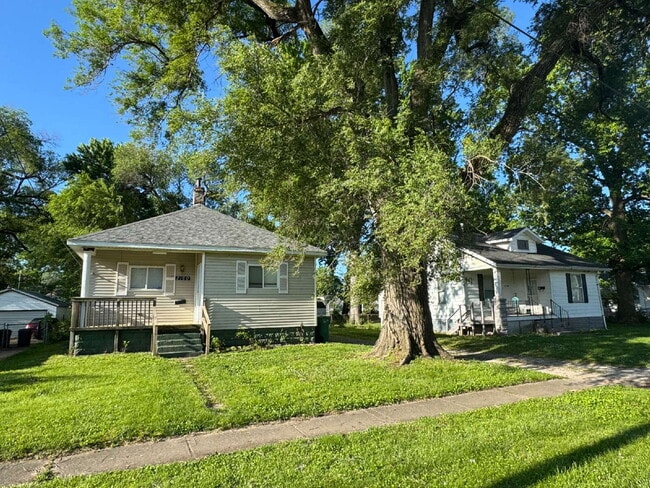 Building Photo - "Charming 2-Bedroom Oasis in Springfield with Spacious Comfort!"