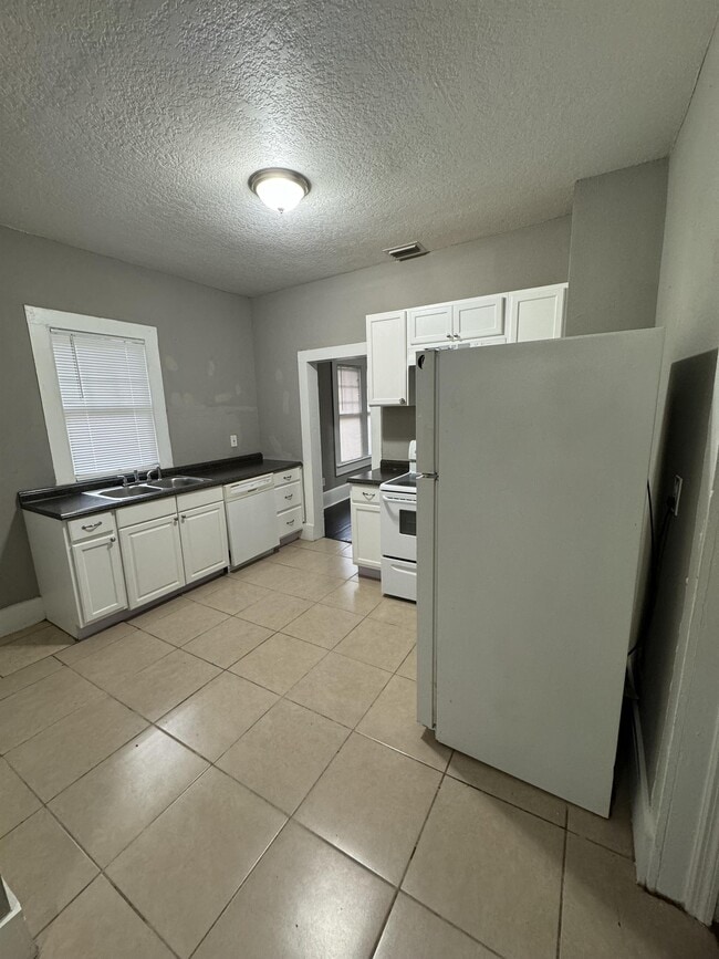 Photo - 248 E 18th St