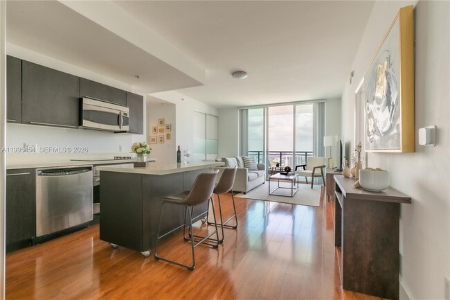 Building Photo - 90 SW 3rd St Unit 3806