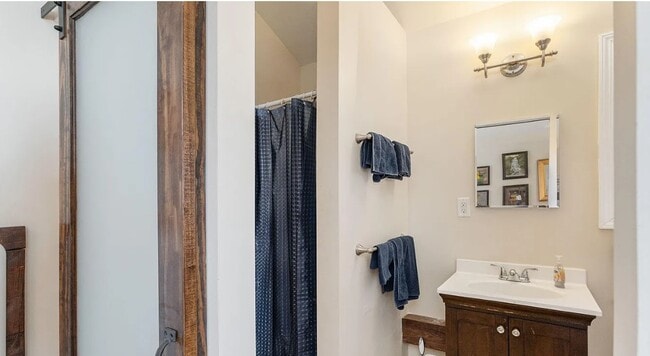 Photo - 479 Probart St