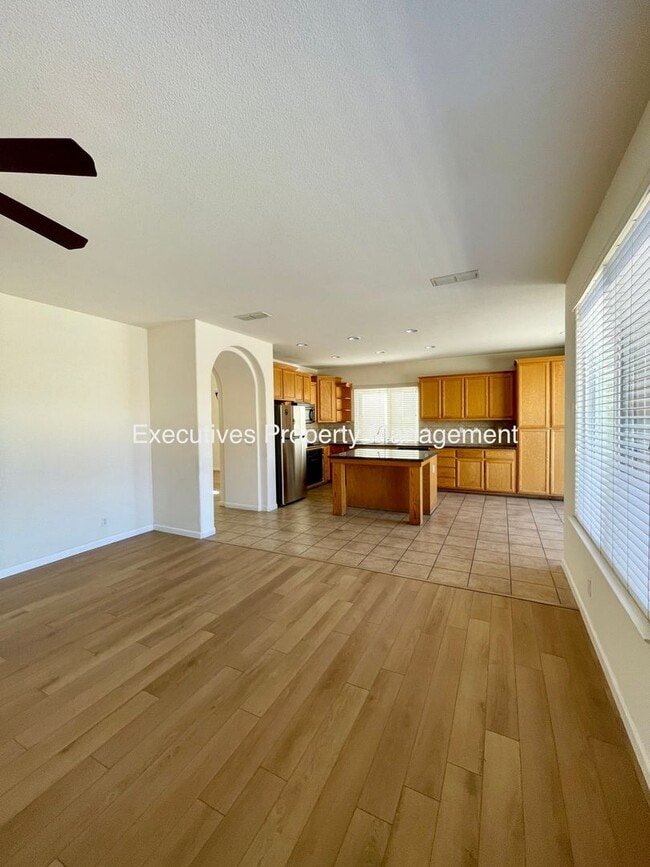 733 Round Hill Dr