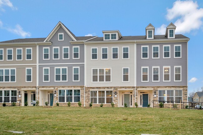 Building Photo - Gorgeous Bright Tri-level Townhome!
