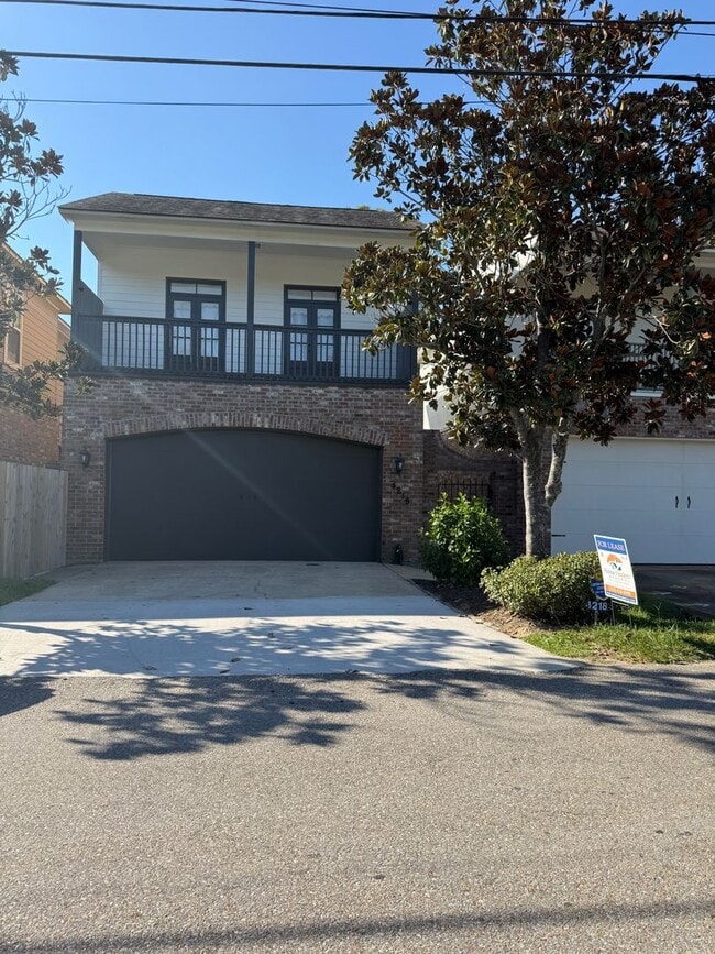 Building Photo - Must See this Beautiful  3/2 Townhome  Ava...