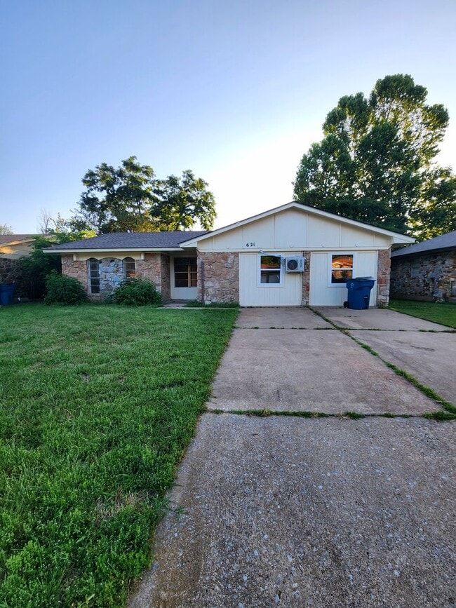 Building Photo - 5 Bed 1.5 Bath Home in Midwest City!