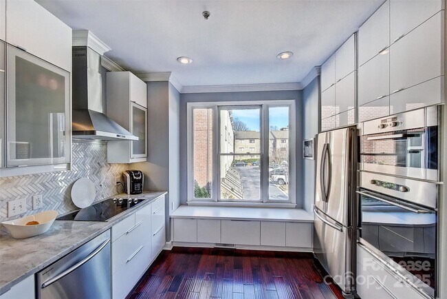 Photo - 343 W 7th St