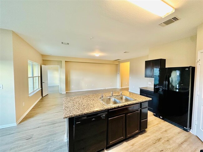 Building Photo - 704 Silver Wing Dr