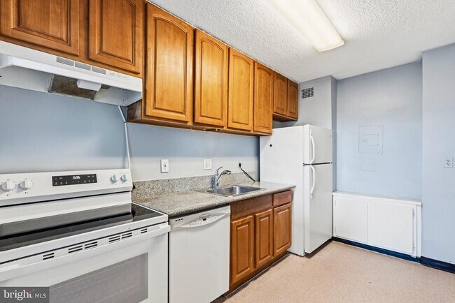 Building Photo - 2059 Huntington Ave Unit 311