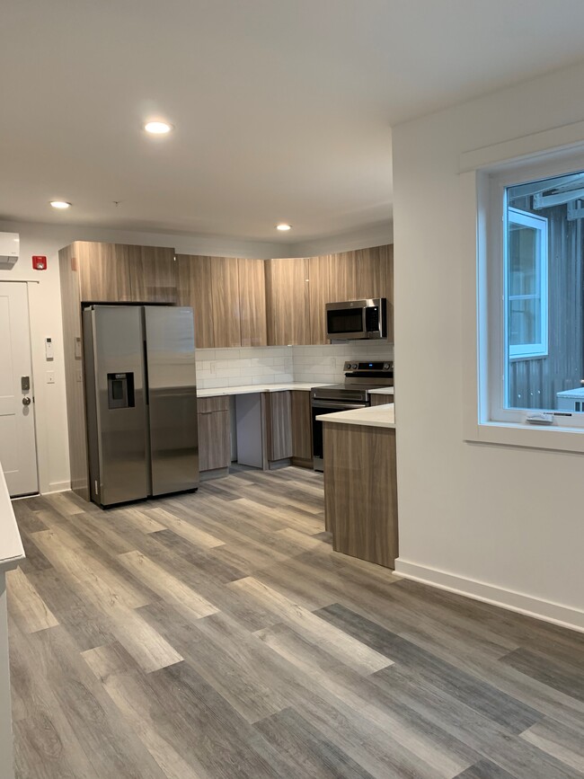 Building Photo - Busy Corner Unit 204 Rental