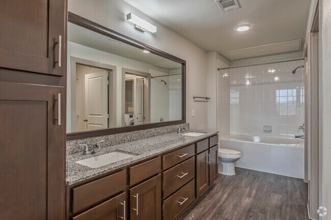 2BR, 2BA - 1020 SF B2 - Bathroom