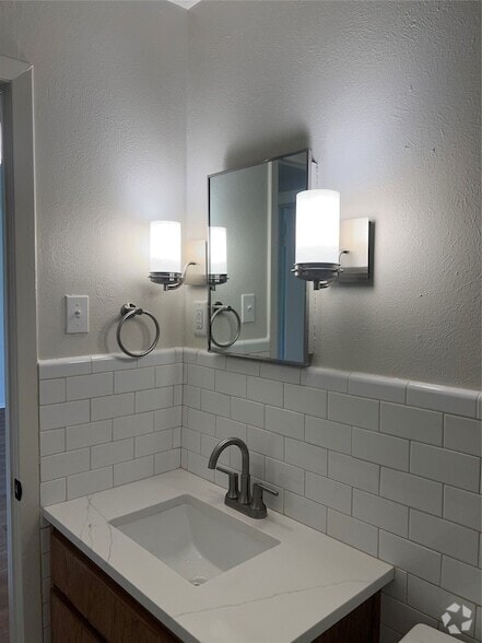 Building Photo - 1201 N Austin St Unit 3 Rental