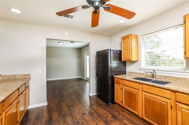 Photo - 1442 Lakecrest Dr