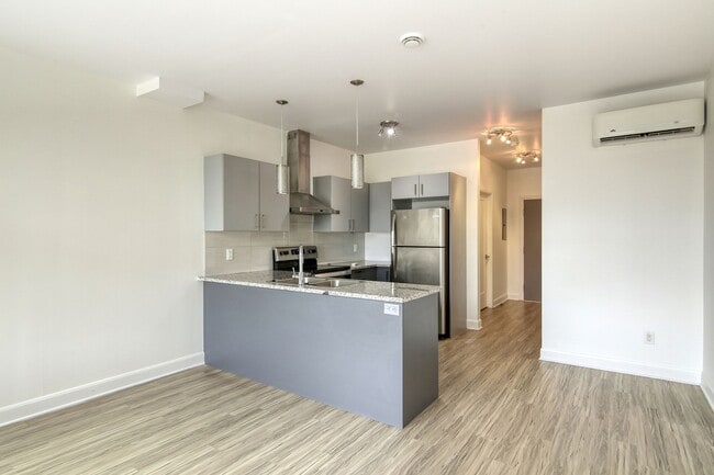Building Photo - 6600 Av. de Darlington Unit 206