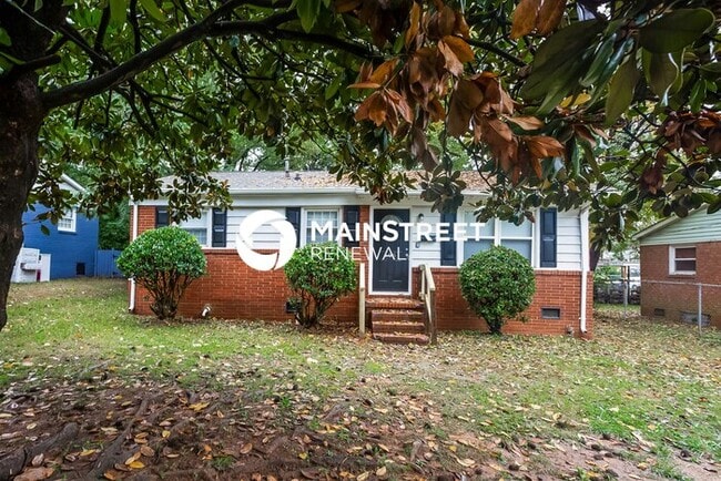Building Photo - 3 Bedroom Pet-Friendly Home in Charlotte, NC with Main Street Renewal