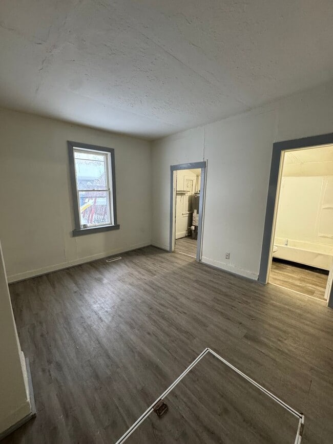 Building Photo - 2 Bed/ 1 Bath Apartment!