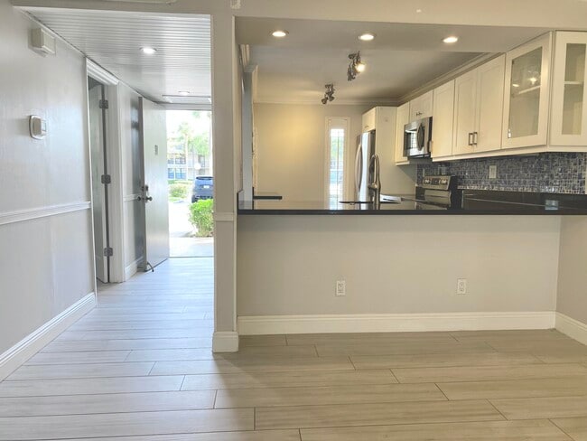 Photo - 15 Royal Palm Way Unidad #107