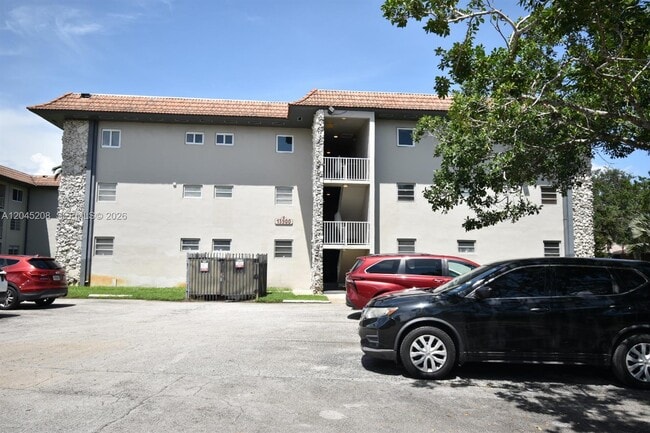 Building Photo - 13900 Lake Placid Ct Unit A24