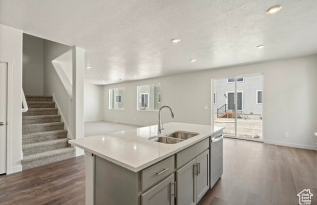 Photo - 565 E Lintel Rd