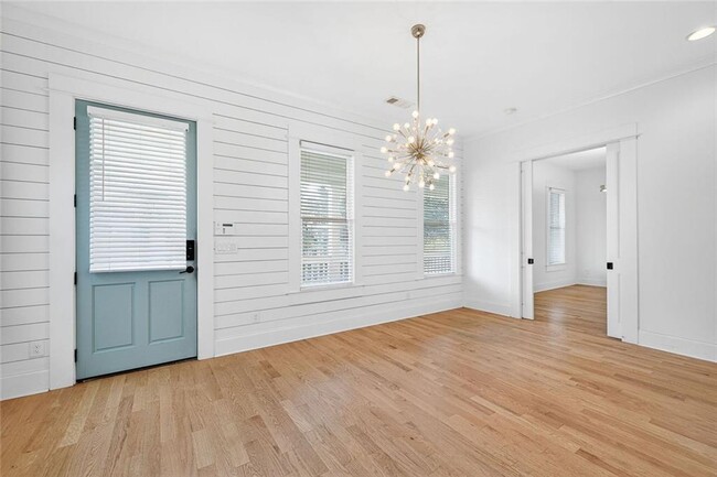 Photo - 523 Irwin St NE