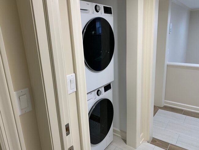 Laundry Area - 2703 W Ardmore Ave Unit Garden East