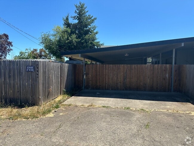 Building Photo - Updated 4 bedroom 2 bath house in Eugene!