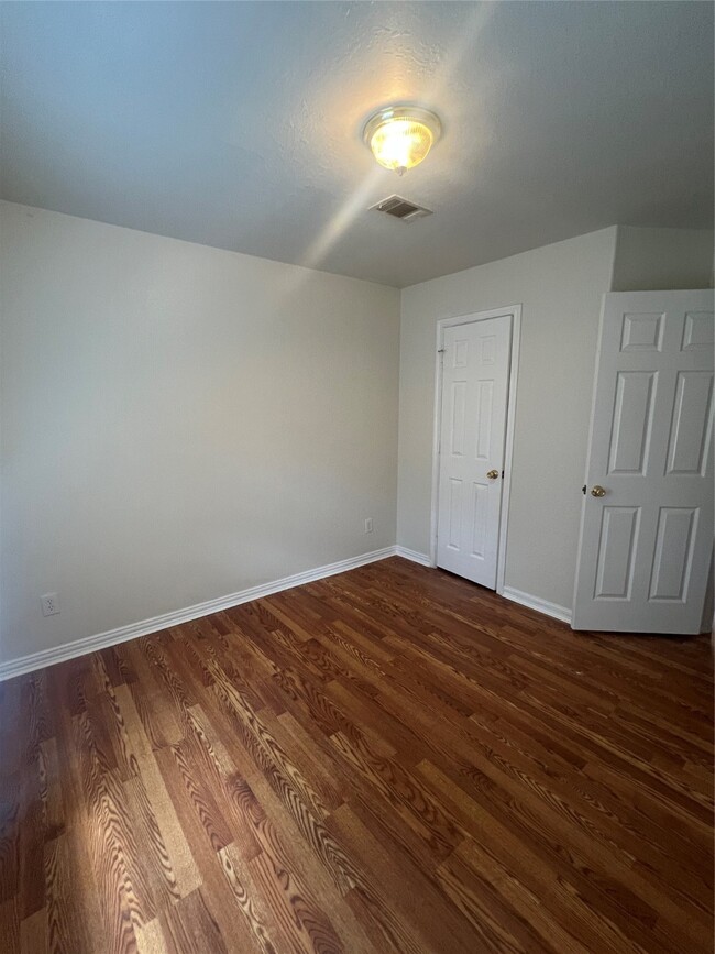 Photo - 6619 Paris St