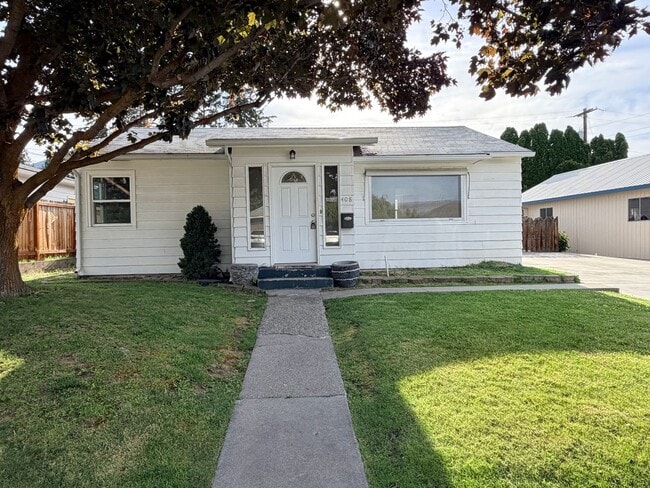 Photo - 2 bedroom home with great back yard!
