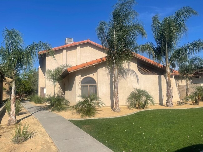 Building Photo - 2+1.5 READY NOW! Unit C