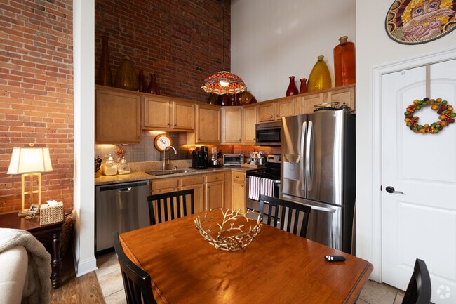 2BR, 1BA - 993SF - Kitchen - Glen Street Associates