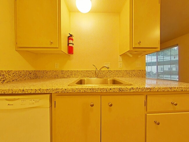 Photo - 2 Bedroom Apartment ~ Close to Willamette Park Unidad 325 SE Lilly #A