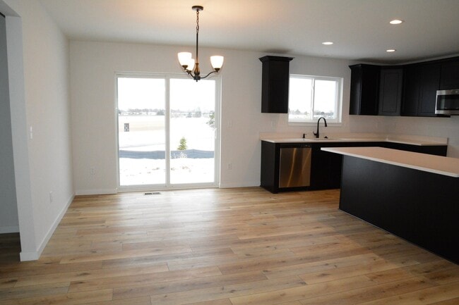 Photo - 664 E Blf Cir