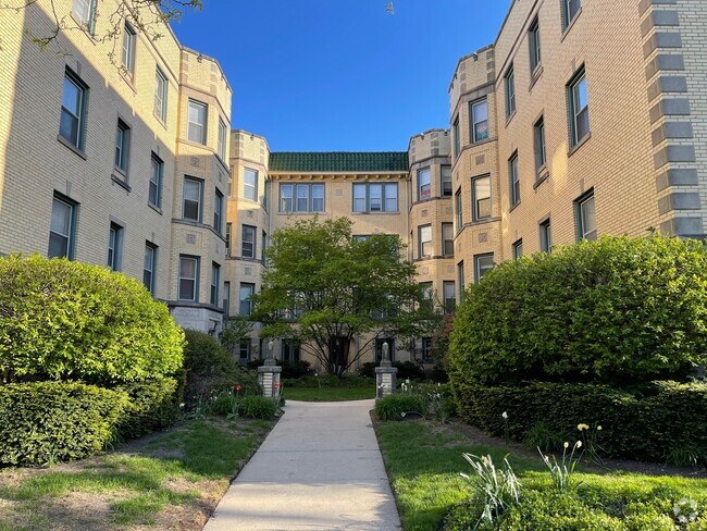Building Photo - 824 Mulford St Unit 2E Rental