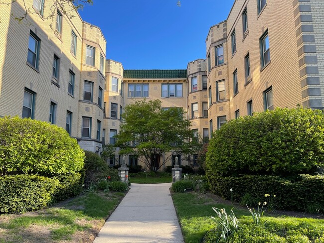 Building Photo - 824 Mulford St Unit 2E Rental