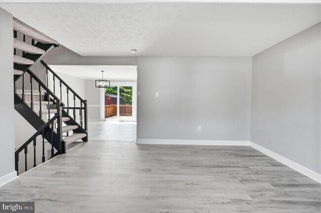 Photo - 142 Fairfield Dr