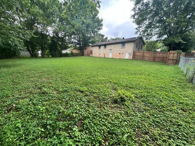 Building Photo - Three Bedroom Two Bath Home