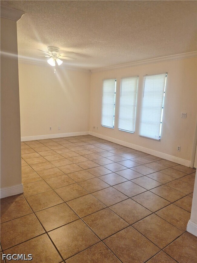 3206 SE Santa Barbara Pl
