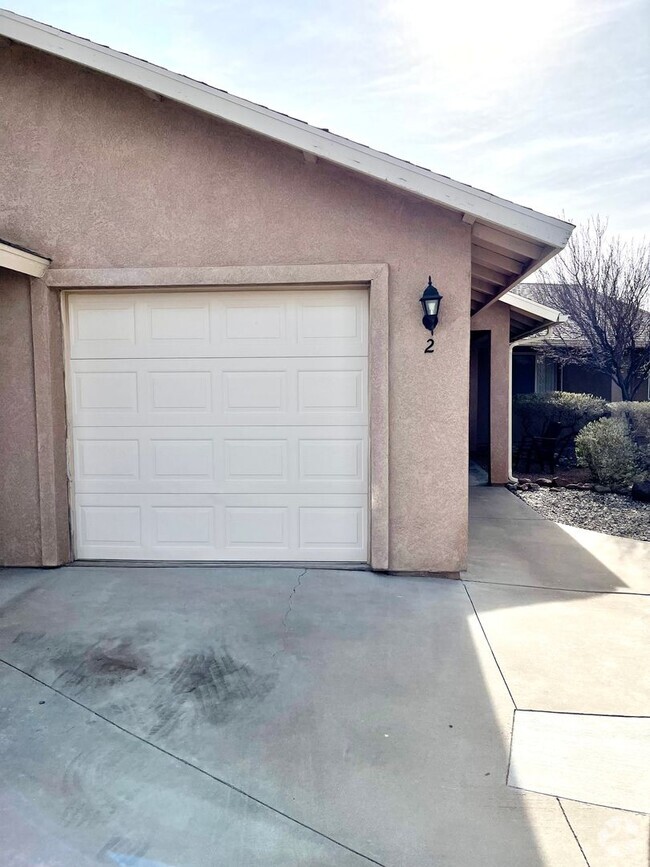 Building Photo - Cute 2 Bedroom Duplex with Garage! Rental