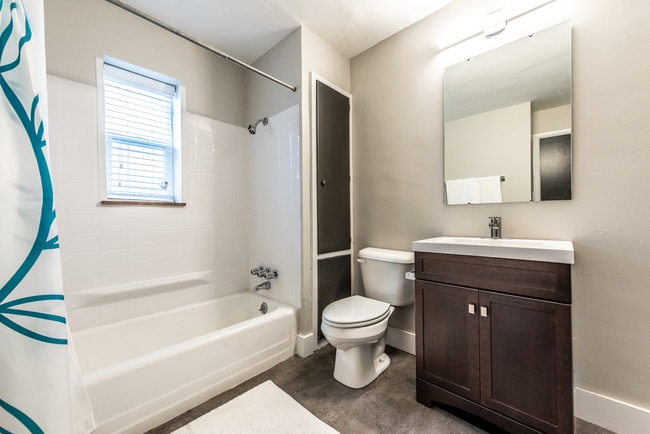 Baño - 620 E. Town Street Apartments