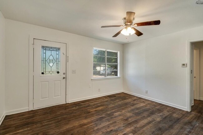 Photo - 604 E 1st St