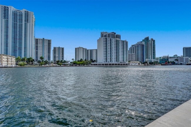 Photo - 1000 Parkview Dr Unit 831