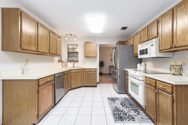 Photo - 1614 Mariah Way E