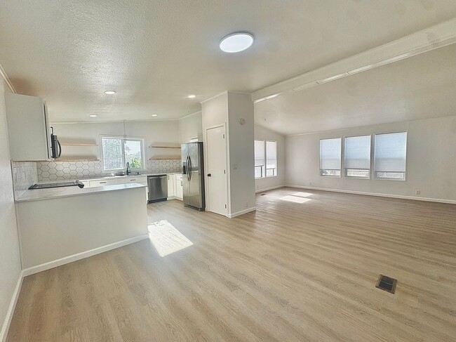 Photo - 692 NW 15th St