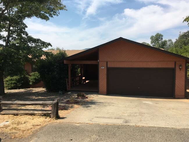 Building Photo - West Redding Home