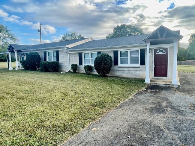 Building Photo - This lovely 2 bedroom 1 bath duplex is loc...