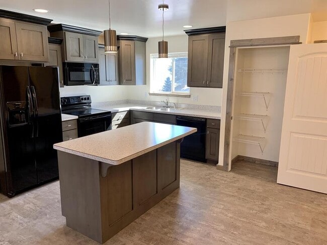 Photo - 800 Gibbon St