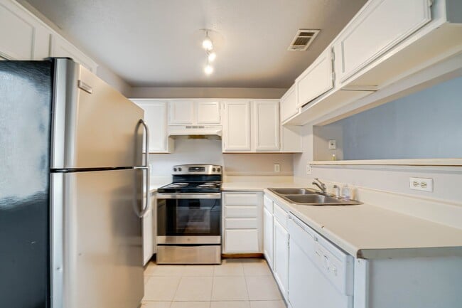 Photo - 2b1.5 b Condo in Garland, Water included Unit I3