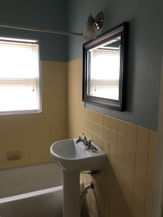 Photo - Cute 2 bedroom house next to park!