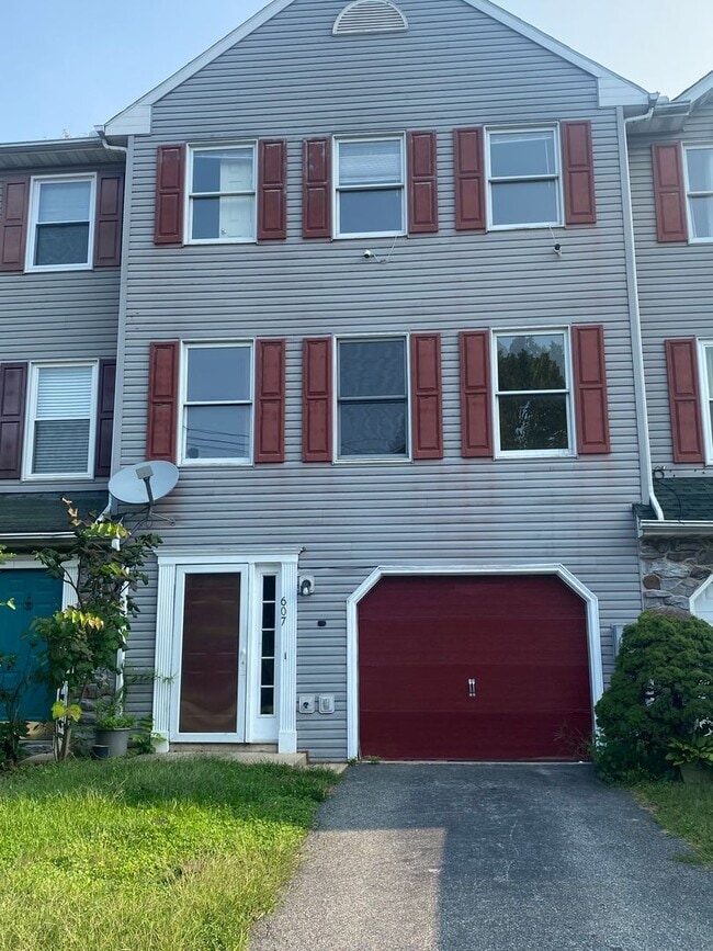 Building Photo - 607 Emerald Dr