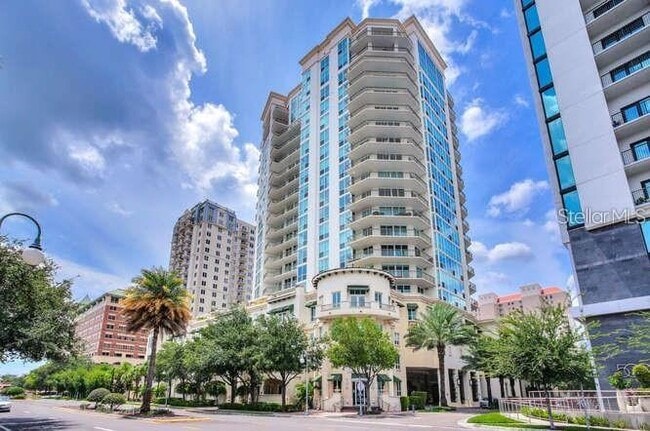Building Photo - 450 Knights Run Ave Unit 102