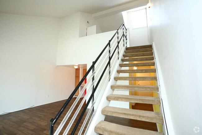 1 BR w/Loft, 1.5 BA - 940 SF